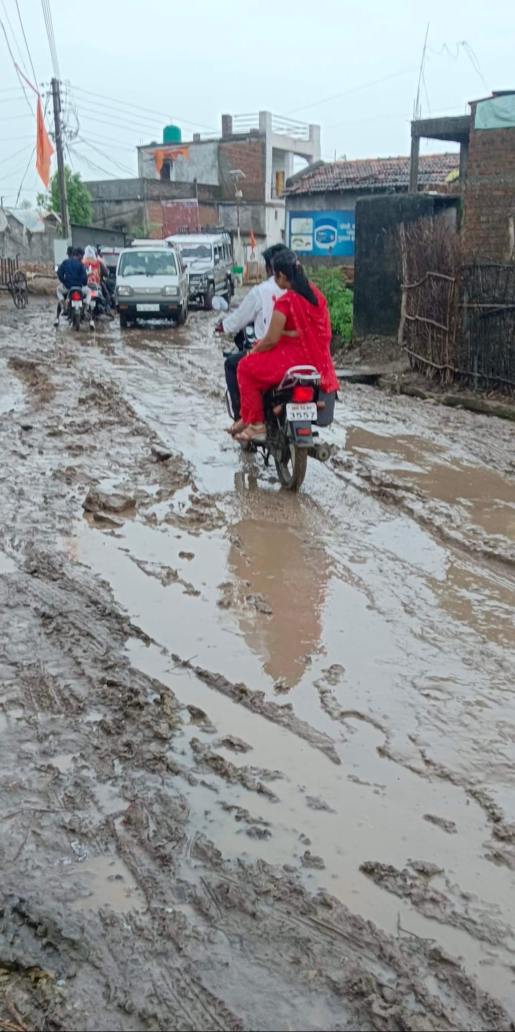 मारेगाव तालुक्यातील देवी ते लाखापूर रस्त्याची चाळणी