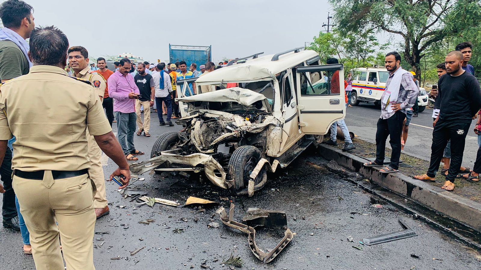 Breking news  !!!  चंद्रपूर-घुग्गुस मार्गावरील चिंचाळा गावाजवळ ट्रक व चारचाकी वाहनाचा भीषण अपघात, चार जणांचा जागीच मृत्यू