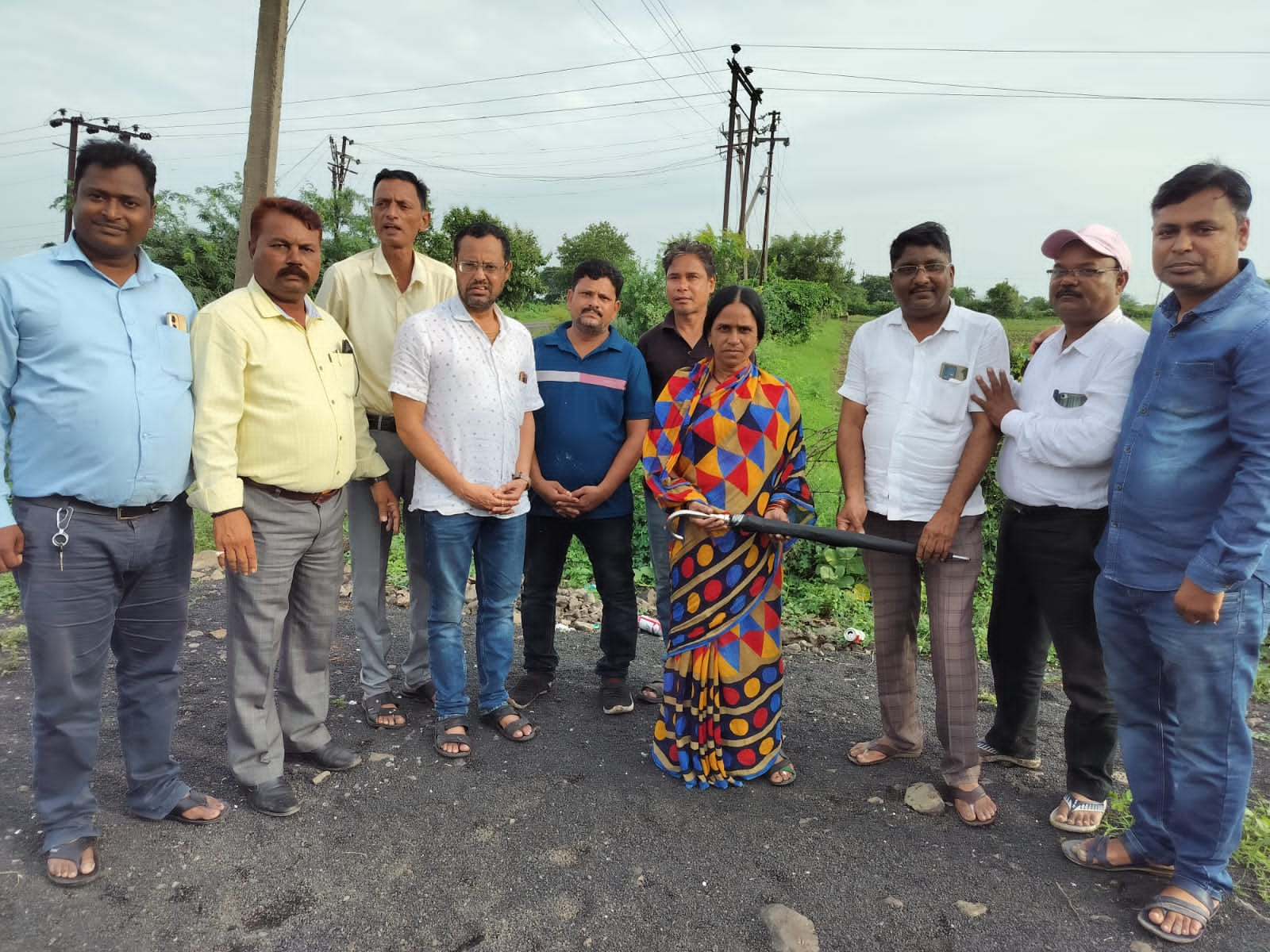 इजाहर शेख यांच्या वाढदिवसानिमित्त शेतकऱ्यांच्या बांधावर जाऊन छत्र्याचे वाटप.