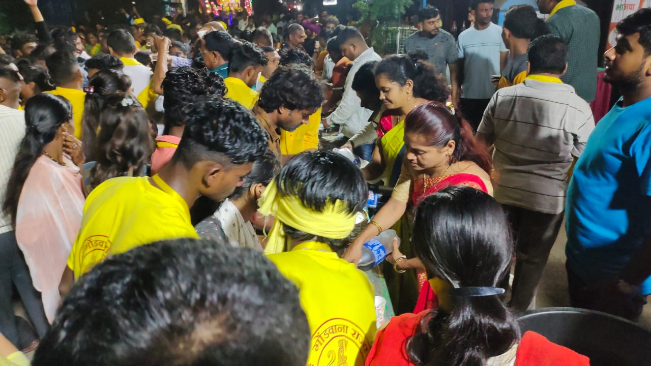 ना. सुधीरभाऊ मुनगंटीवार सेवा केंद्रातर्फे आदिवासी समाज बांधवांना शीतपेय वाटप