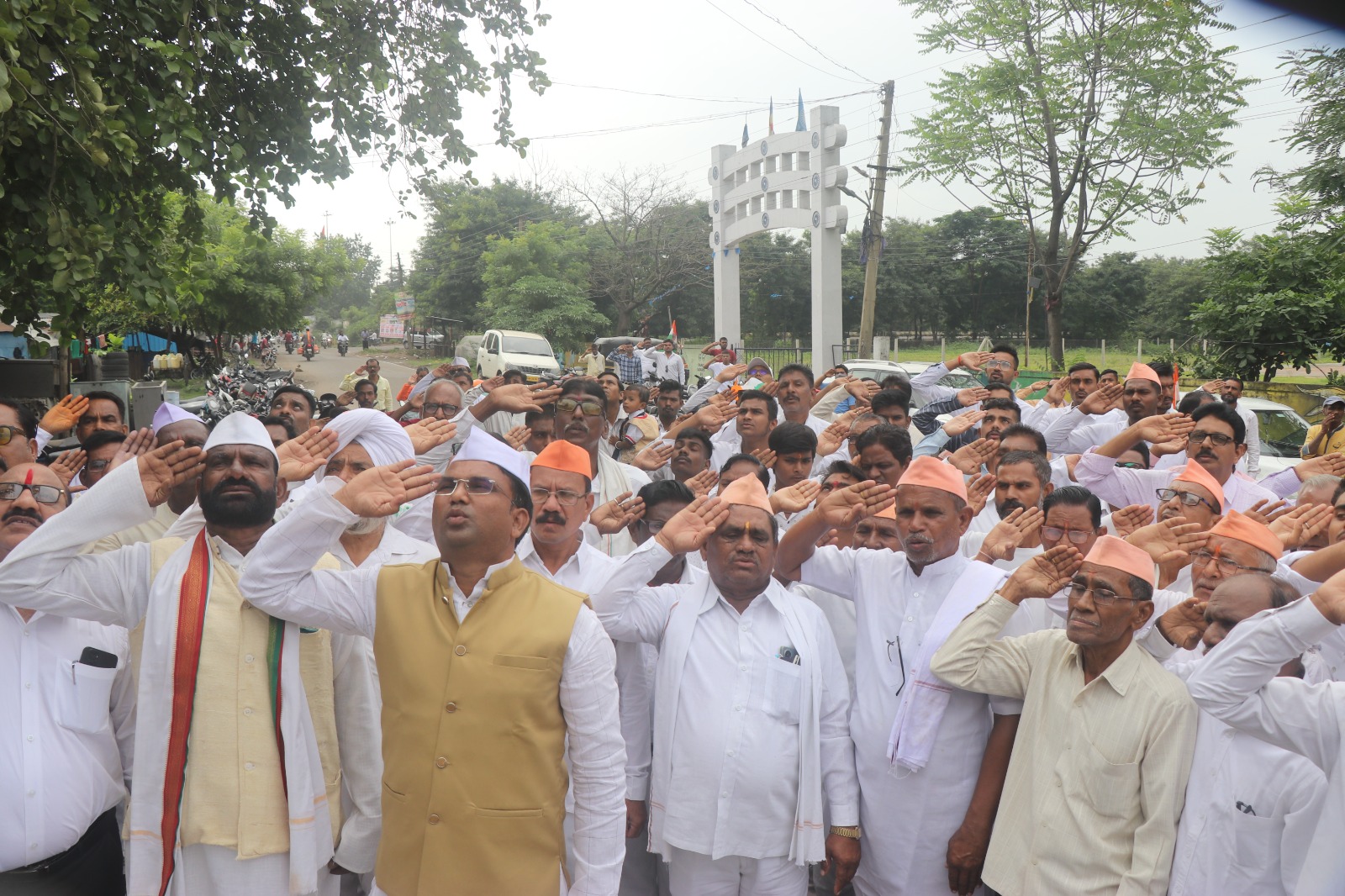 ना . सुधीरभाऊ मुनगंटीवार सेवा केंद्रात स्वातंत्र्य दिवस उत्साहात साजरा