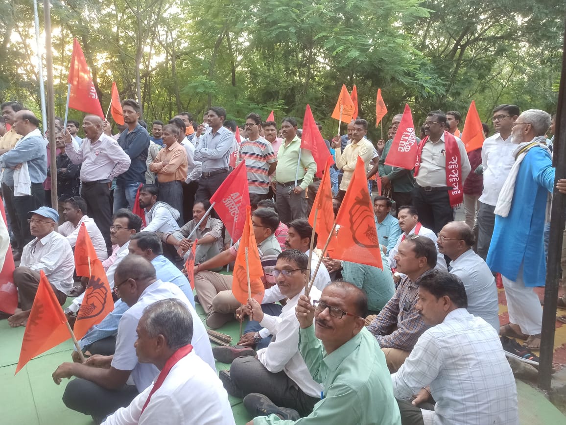   *वेकोलि वणी एरिया महाप्रबंधक कार्यालय ताडाली में संयुक्त मोर्चा के बैनर तले किया गया उग्र प्रदर्शन*