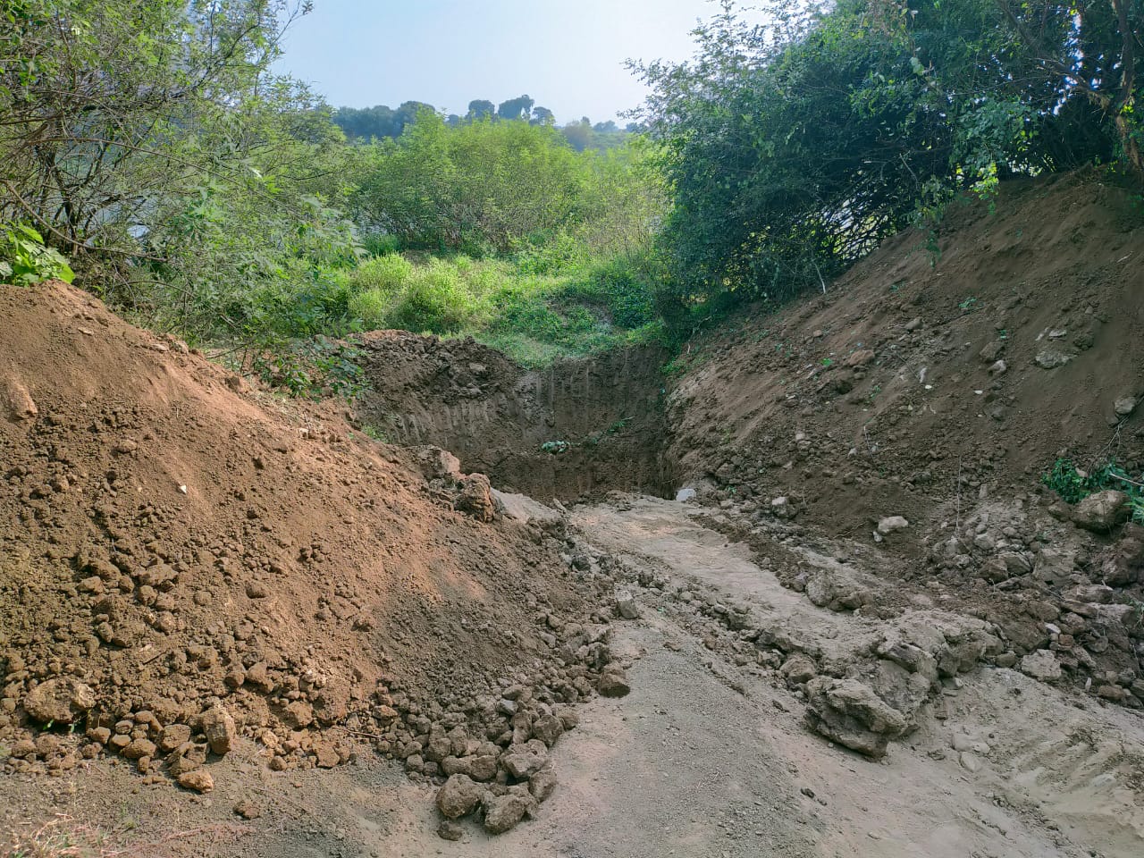 वढा तीर्थ क्षेत्र रेती चोरी रोखण्यासाठी प्रशासने खड्डे खोदून मार्ग केला बंद