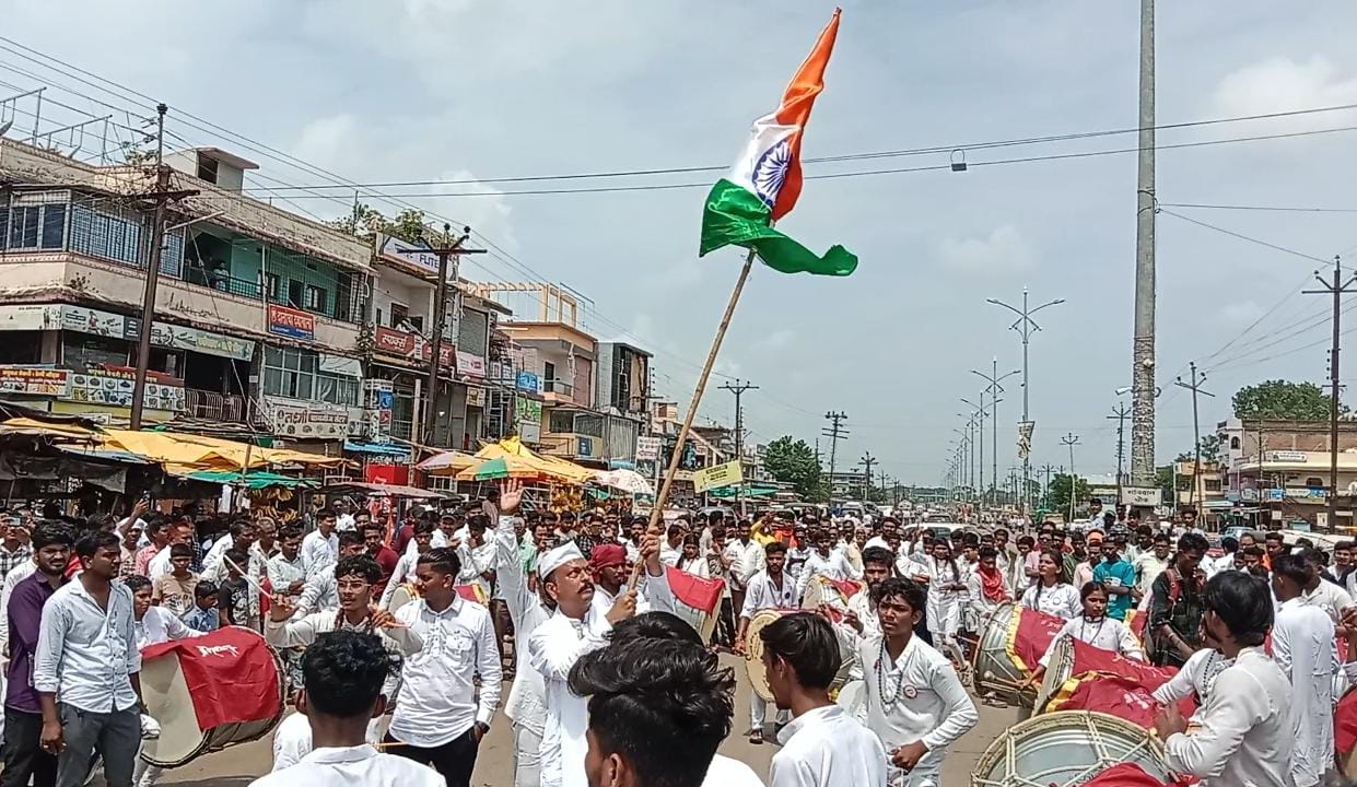 *स्वातंत्रदिनी गडचांदुर येथे भूषण फुसे यांचा अनोखा उपक्रम*    *ढोल ताशांच्या गजरात रथयात्रेला प्रचंड प्रतिसाद  – अर्धशतकीय ब्रह्मास्त्र ग्रुप: ढोल ताशांच्या आवाजाने गडचांदूर दुमदुमले