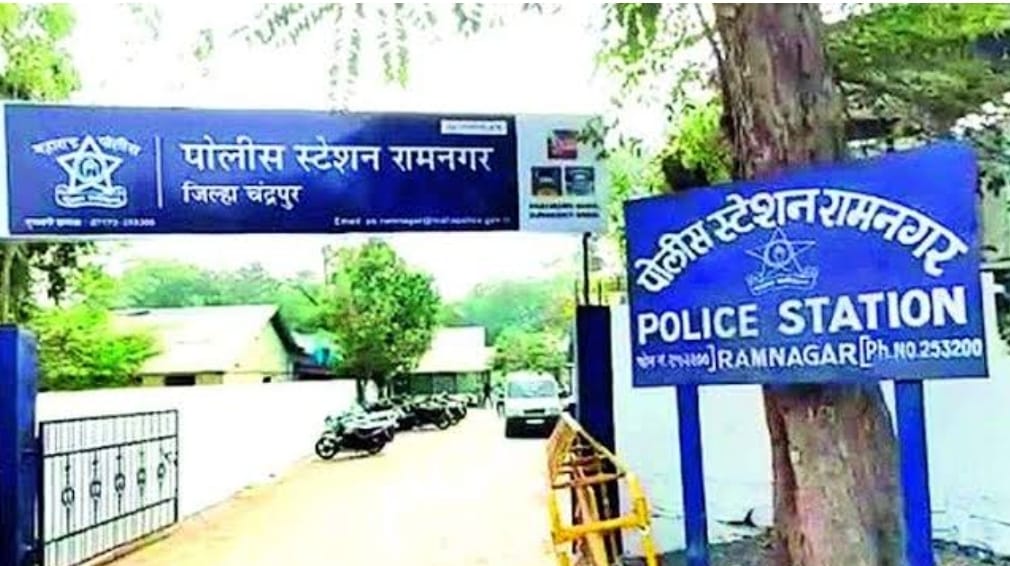 27 वर्षीय ठेकेदाराच्या मुलगा अंकित निलावार जुगार खेळतांना, रामनगर पोलीस निरीक्षक यांनी ताब्यात घेतले.