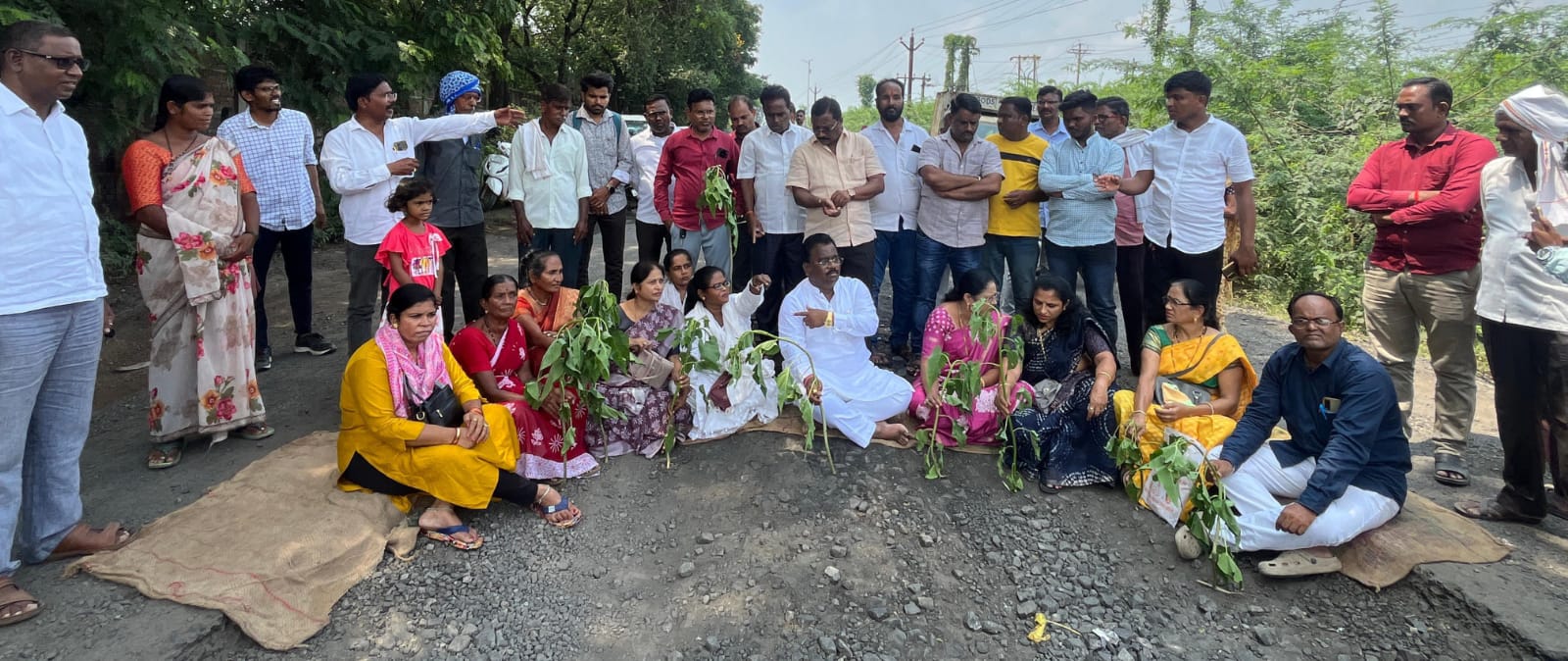 रस्त्याची दुरवस्था, संजय खाडे यांचे भालर रोडवर आंदोलन, रस्त्यावरील खड्ड्यात बेशरमाचे झाड लावून साबांविचा निषेध.