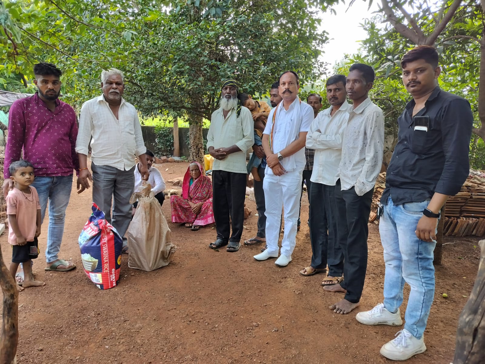 *एक हाथ मदतीचा ; अब्दुल व निखिलचा पाण्यात बुडून झाला होता मृत्यू*    *भूषण फुसे यांनी शेख व शिंदे कुटुंबीयांना दिली आर्थिक मदत व जीवनावश्यक वस्तू*