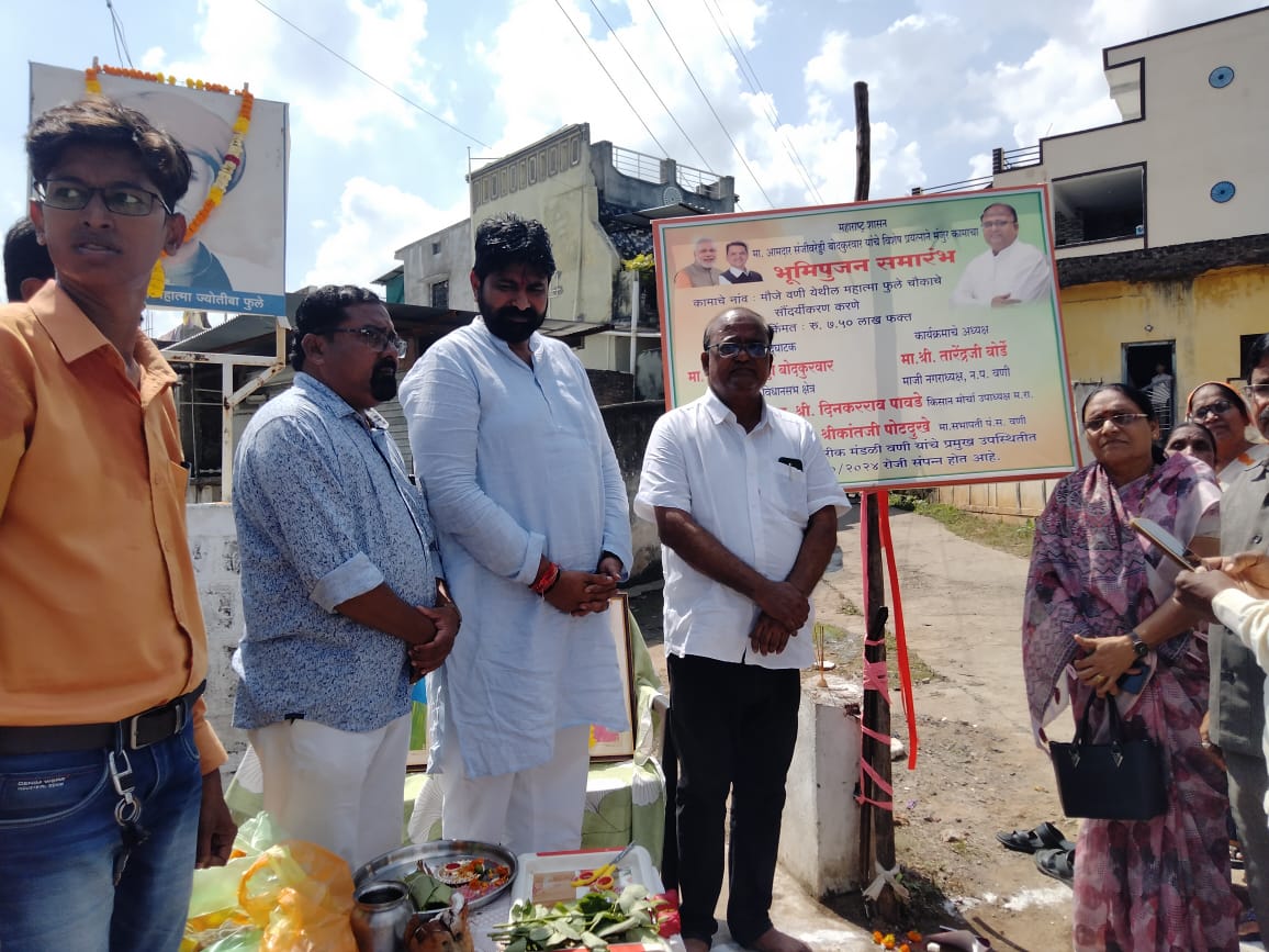 महात्मा ज्योतिबा फुलेंच्या तैलचित्राचे सौंदर्यी करण कामाचे भूमिपूजन.