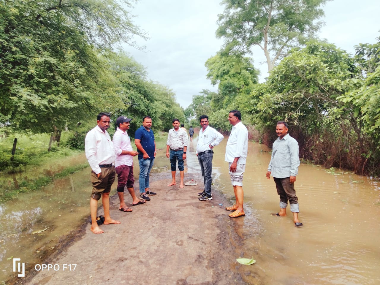 *कोरपना तालुक्यातील नदी काठावरील वसलेल्या गावांना पुरा मुळे नुकसान झालेल्या शेतकरी बांधवांना त्वरित मदत द्यावी*    *पैनगंगा नदी काठावरील कोडसी बु ,कोडसी खुर्द तसेच इतर गावांना भेटी दिल्या व पुरा मुळे नुकसान झालेल्या शेतकरी बांधवांना त्वरित मदत द्यावी अशी मागणी*    *श्री नारायण हिवरकर भाजपा तालुका अध्यक्ष कोरपना यांनी केले आहे*