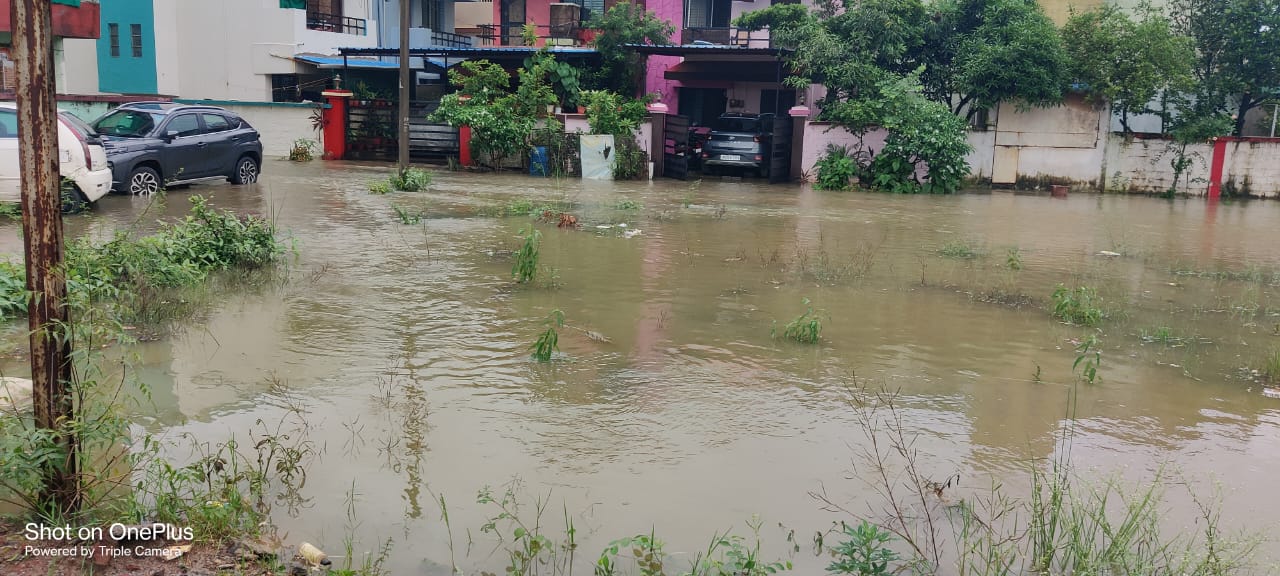 *गणेश नगर रेव्हनी कॉलनी जलमय . पुराने नालाच गायब. नगर प्रशासनाचे दर्लक्ष*