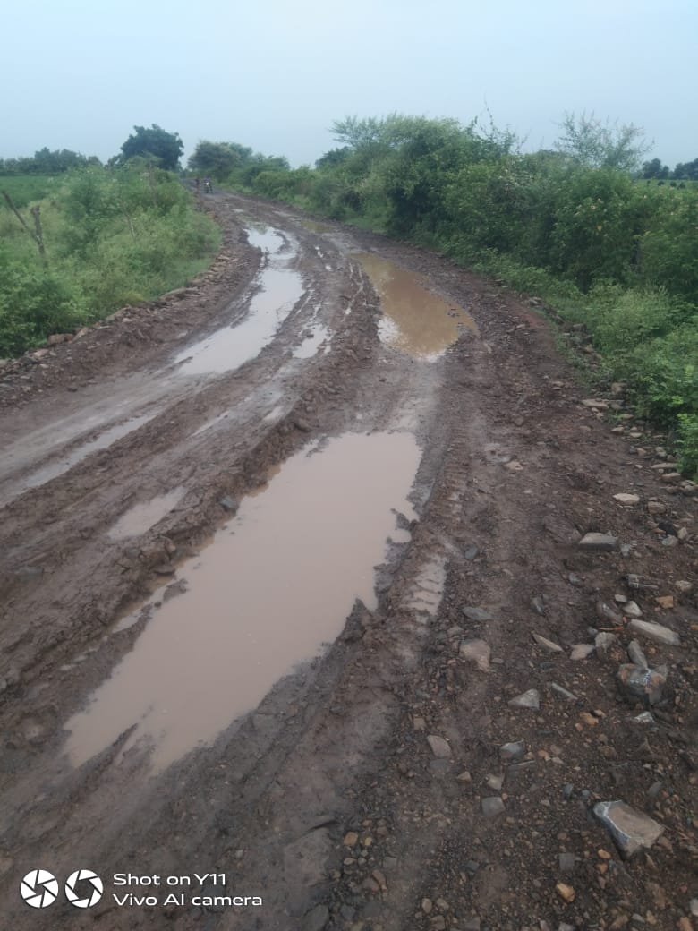 *राष्ट्रीय महामार्ग कामामूळे ग्रामीण रस्त्याचा बोजवारा*