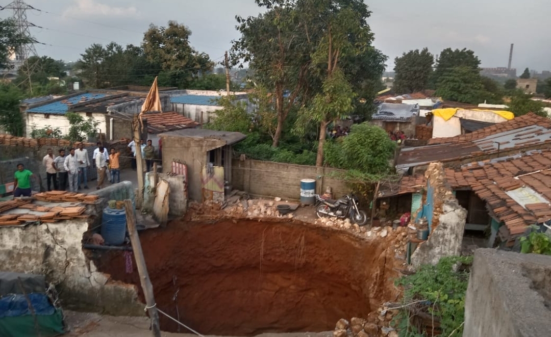    घुग्घुस अमराई भूमिगत झालेल्या घरातील कुटुंबाला नुकसान भरपाई देण्याबाबत - आप घुग्घुस